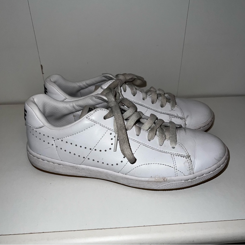 White Nike low tops